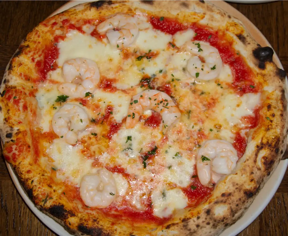 Pizza auf Teller